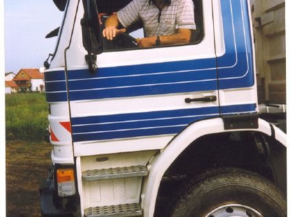 Fahrer im Führerhaus eines Scania Lkw