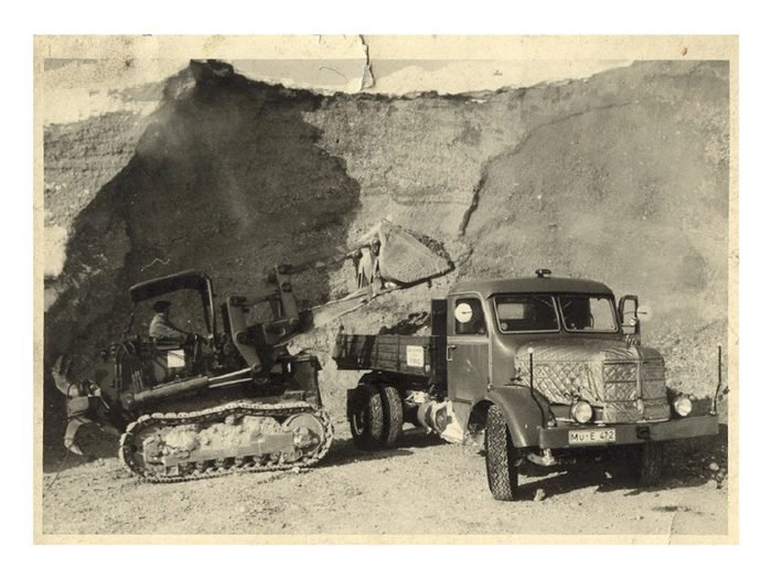 Historische Aufnahme eines Krupp Lkw mit Raupe in einer Grube