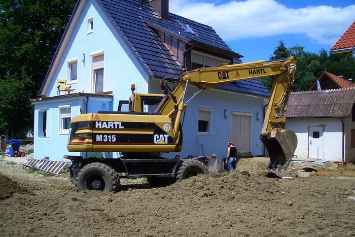 Mobilbagger von Hartl bei Erdarbeiten an einem Wohnhaus