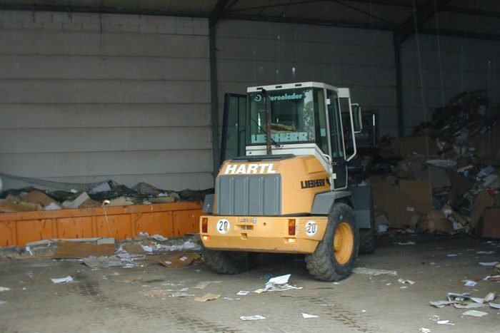 Radlader in der Umladehalle am Wertstoffhof in Waldkraiburg